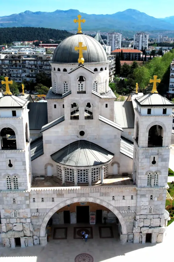 Mitropolit Joanikije služi vaskr&scaron;nju liturgiju u hramu Hristovog vaskrsenja u Podgorici