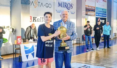 Pehar kapitenu Ulcinjana uručio Budimir Vukić