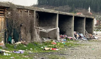 Haotični higijenski uslovi na prostoru buvlje pijace u Beranama: Prodajni plato zatrpan smećem