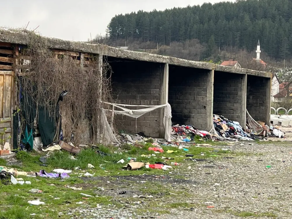 Haotični higijenski uslovi na prostoru buvlje pijace u Beranama: Prodajni plato zatrpan smećem