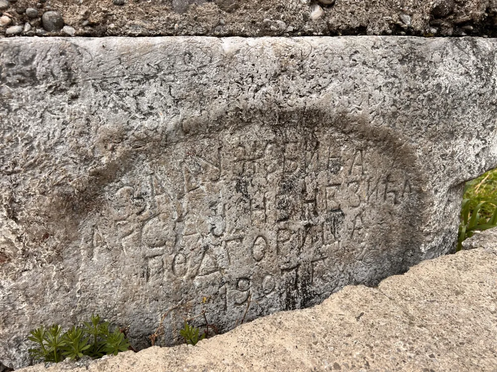 (VIDEO) Sadržaji koji nažalost nijesu dio kulturne ba&scaron;tine: Žljebovi na starovaro&scaron;kim bunarima isklesali sjećanja