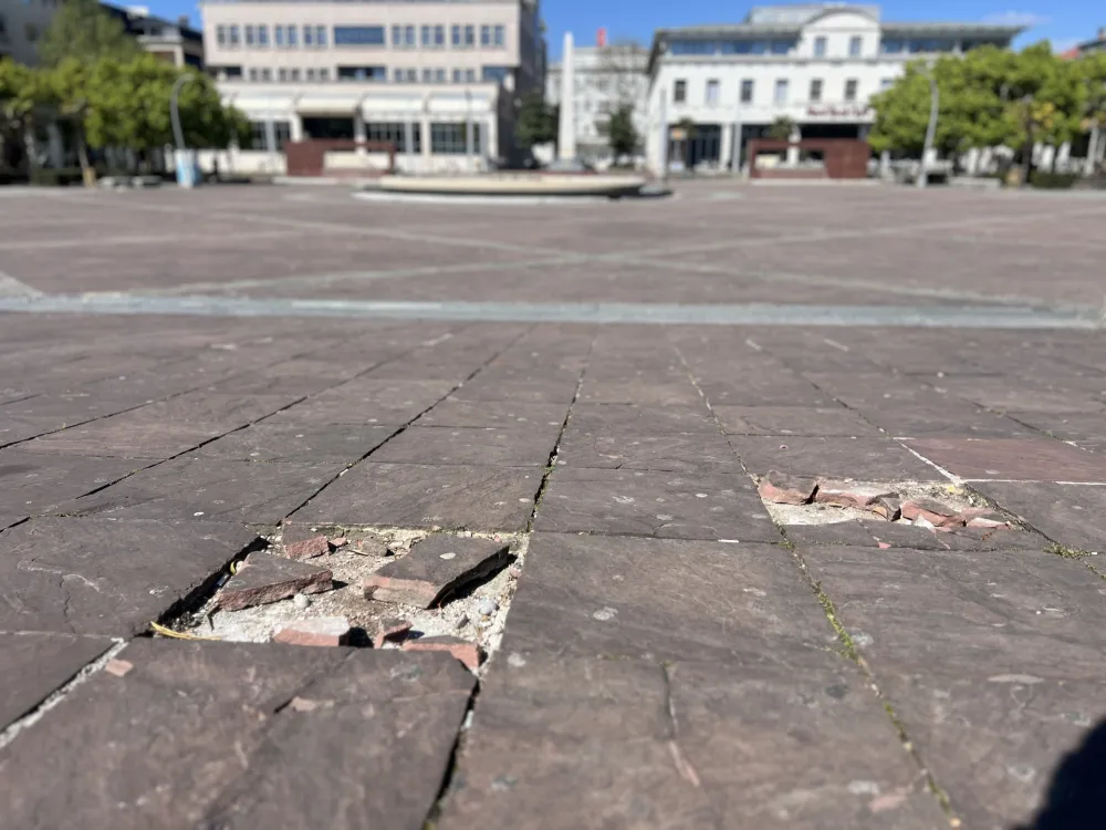 Nezavidno stanje Trga nezavisnosti: Polomljene kocke, zapu&scaron;tene fontane