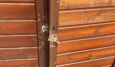 Obijene kućice na Trgu slobode u Nik&scaron;iću