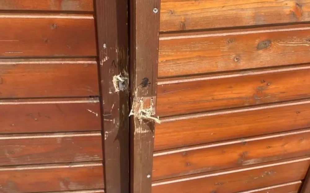 Obijene kućice na Trgu slobode u Nik&scaron;iću