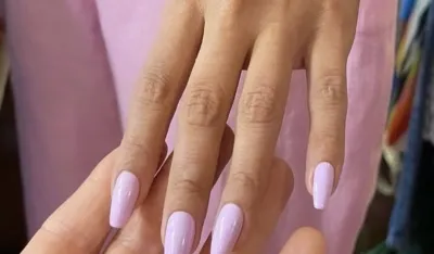 Mliječni lavanda nokti proljećni trend za pastelni manikir