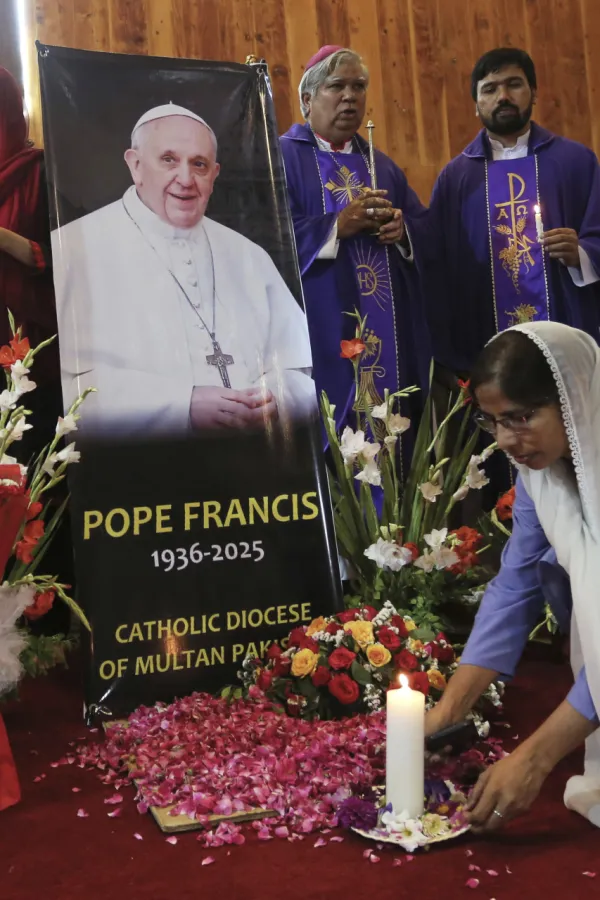 U domu svete Marte izloženo tijelo pape Franje