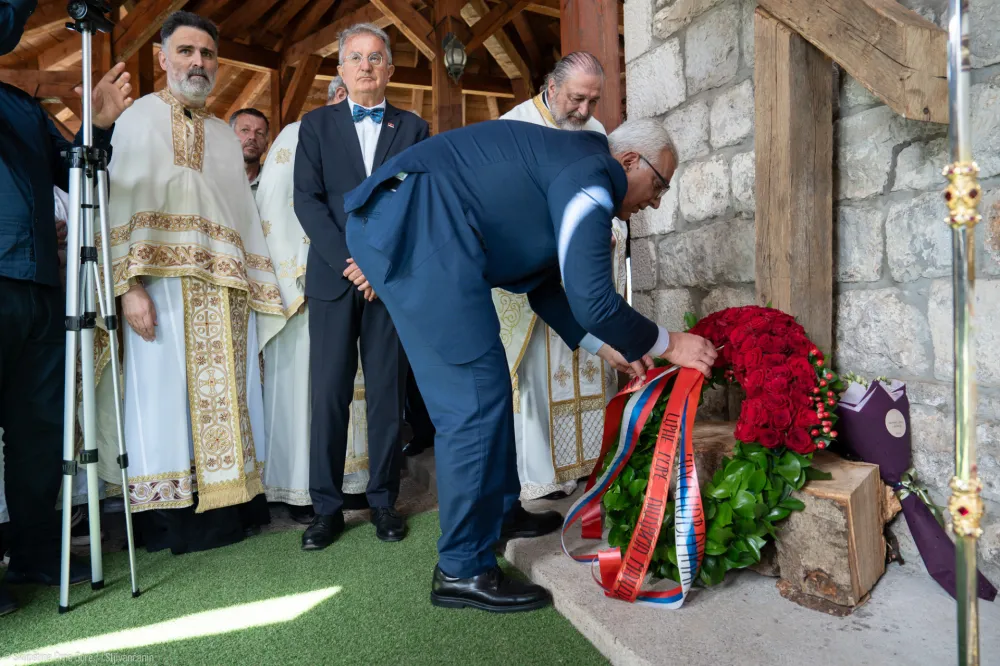 Mandić položio vijenac na Časni Krst iz Jasenovca