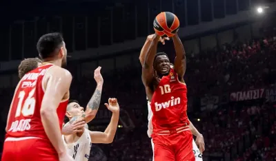 Са меча из Пиреја