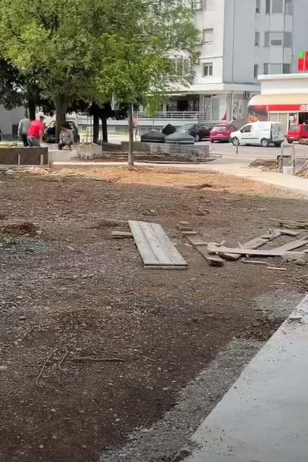 Preko puta doma zdravlja na Pobrežju betoniraju staze