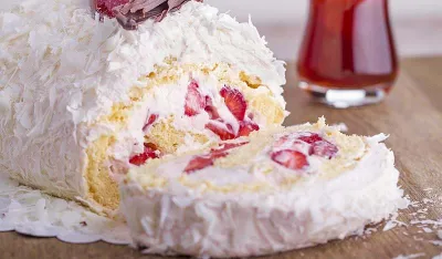 Rolat s jagodama i kokosom lagani i osvježavajući desert