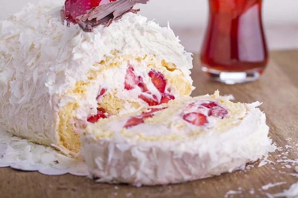 Rolat s jagodama i kokosom lagani i osvježavajući desert