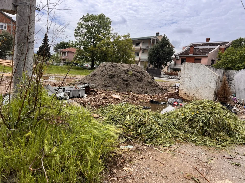 (VIDEO) Stanovnici naselja nezadovoljni javnom higijenom: Kroz Masline nije čisto