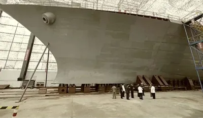 (FOTO) Sjeverna Koreja predstavila novi gigantski ratni brod od 5.000 tona