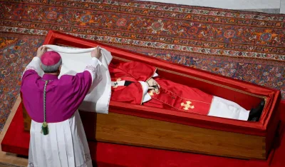 (VIDEO) Simbolika odjeće u kojoj će papa Franja biti sahranjen