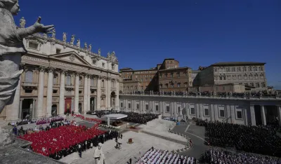 (FOTO/VIDEO) Stotine hiljada građana i brojni državnici ispratili papu Franja na posljednji počinak
