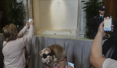 Vjernici čekaju u redu da obiđu grob pape Franja