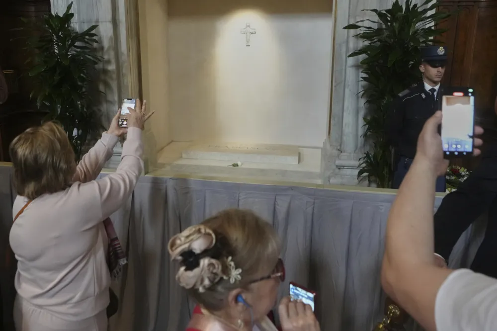 Vjernici čekaju u redu da obiđu grob pape Franja