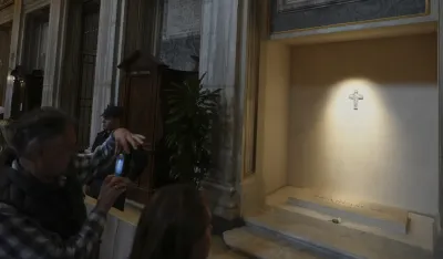 Na grobu pape Franje ostavljena bijela ruža:&nbsp;Kakvu je simboliku imala za njega