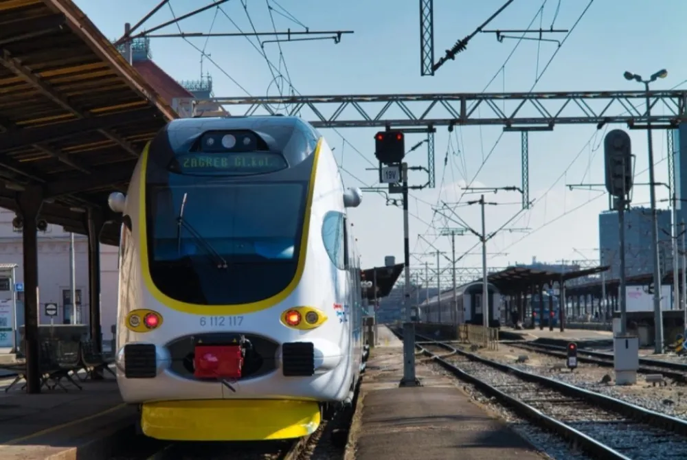 Putnički voz udario mu&scaron;karca