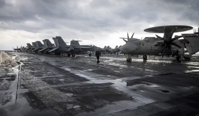 Američki lovac sklizao sa palube nosača aviona "Hari Truman" u Crveno more