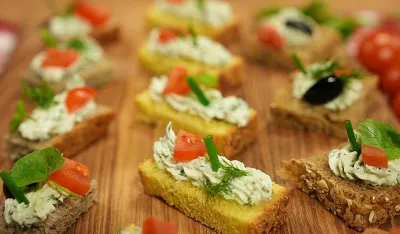 Kanapei sa sirom: Savr&scaron;eno ukusni mali zalogaji za svaku priliku