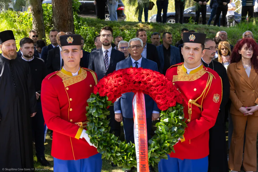 (VIDEO) Mandić položio vijenac na spomenik žrtvama NATO bombardovanja Murina