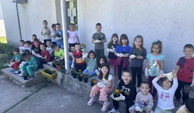 Dvori&scaron;te vrtića "Mogli" uljep&scaron;ali lejama cvijeća