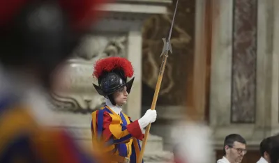 (VIDEO) Ko su gardisti koji čuvaju papu?