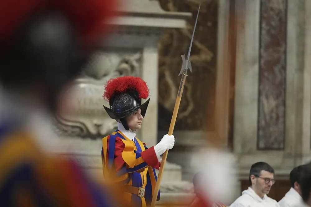 (VIDEO) Ko su gardisti koji čuvaju papu?