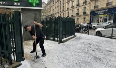 (FOTO) Olujno nevrijeme paralisalo Pariz, padao grad veličine oraha