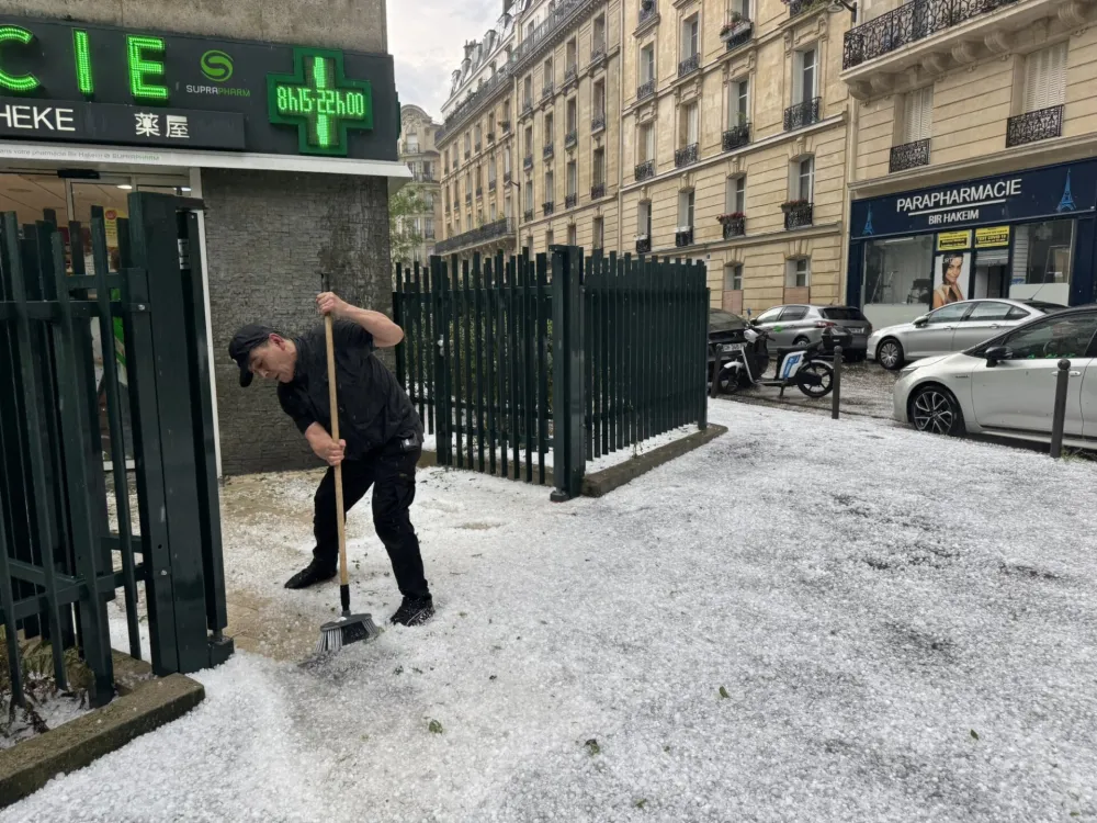 (FOTO) Olujno nevrijeme paralisalo Pariz, padao grad veličine oraha
