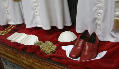 Ko će &scaron;iti odjeću za papu