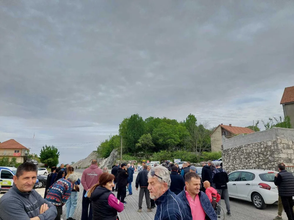 Cetinjani poručuju da se s puta neće skloniti dok ne dobiju odgovore od nadležnih