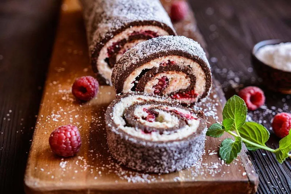 Lagani i osvježavajući rolat bez pečenja: Savr&scaron;ena poslastica s malinama