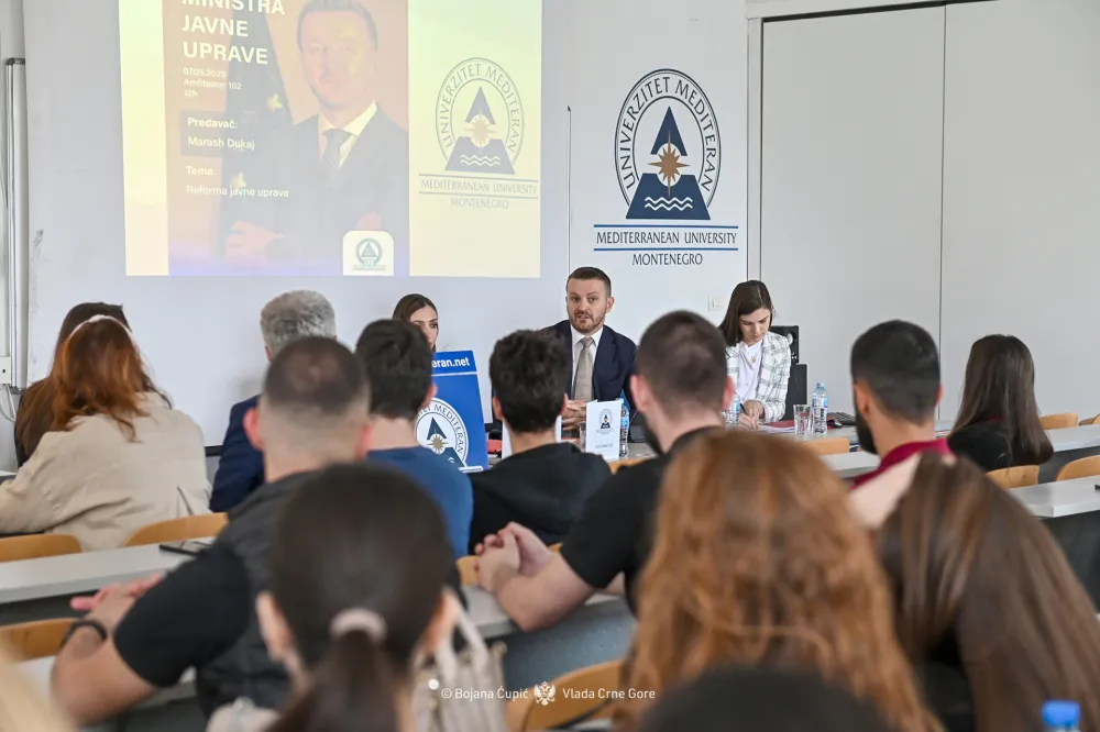 Mara&scaron; Dukaj sa studentima