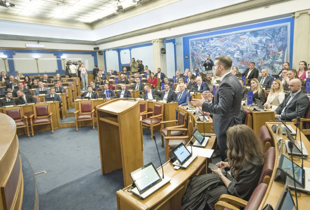 Poslanici uz aprilsku platu ča&scaron;ćavani i po 700 eura