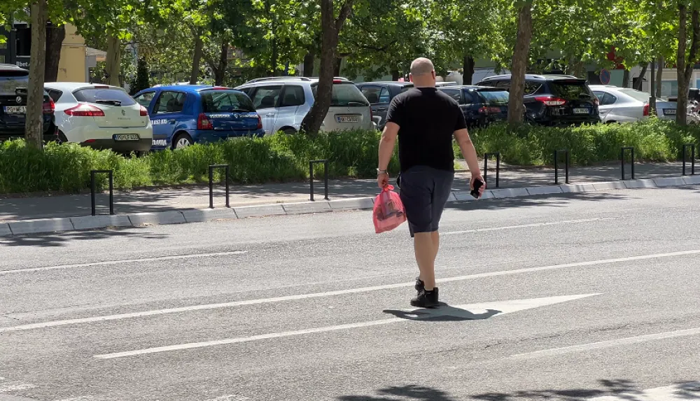 Za telefoniranje preko zebre kazna do 60 eura