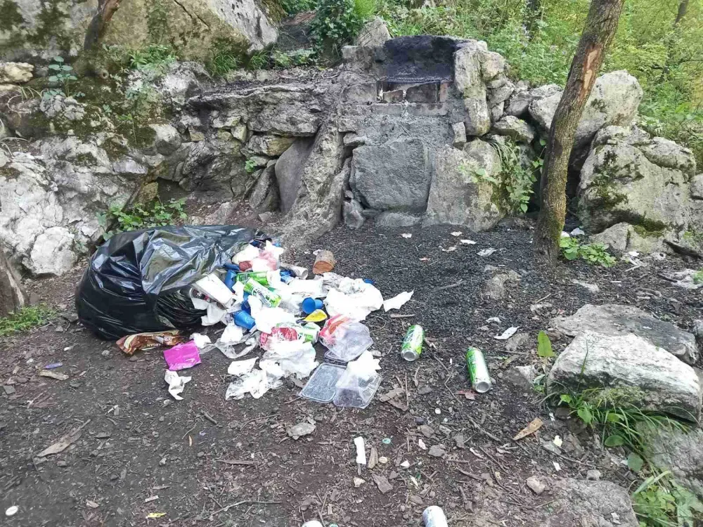 Devastiran park Blace, polomljene sadnice i mobilijar