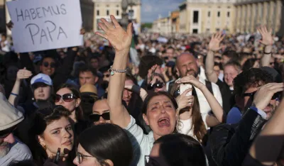 (FOTO) Pogledajte reakciju vjernika kad je pu&scaron;ten bijeli dim u Vatikanu