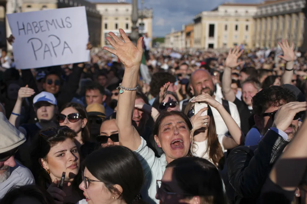 (FOTO) Pogledajte reakciju vjernika kad je pu&scaron;ten bijeli dim u Vatikanu