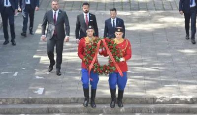 Polaganje vijenca na Spomenik partizanu borcu