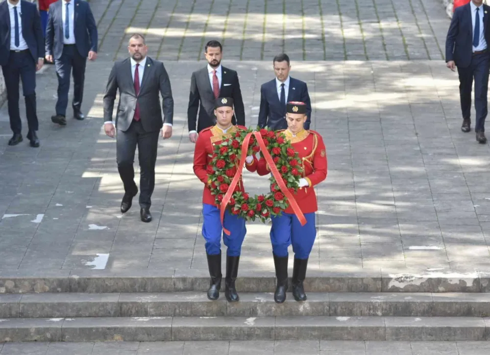 Polaganje vijenca na Spomenik partizanu borcu