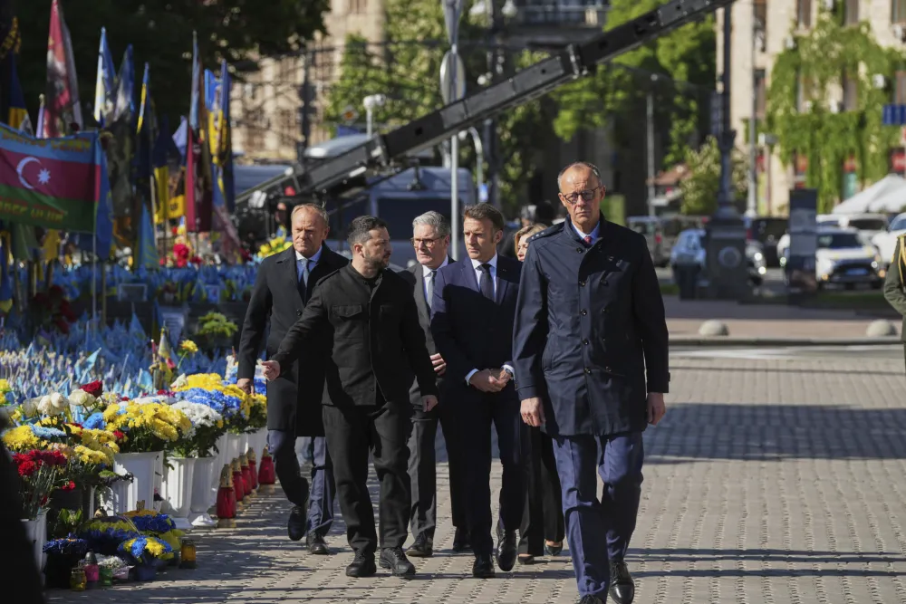Evropski lideri i Zelenski odali u Kijevu po&scaron;tu poginulim ukrajinskim vojnicima