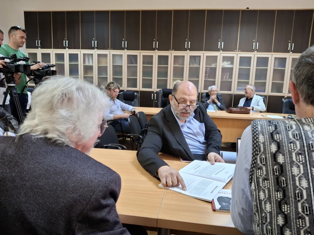 Poezija na tragu Njego&scaron;a, koja oblikuje svijet u jeziku