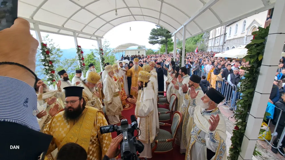 (VIDEO) Desetine hiljada vjernika na praznik Sv. Vasilija u manastiru Ostrog