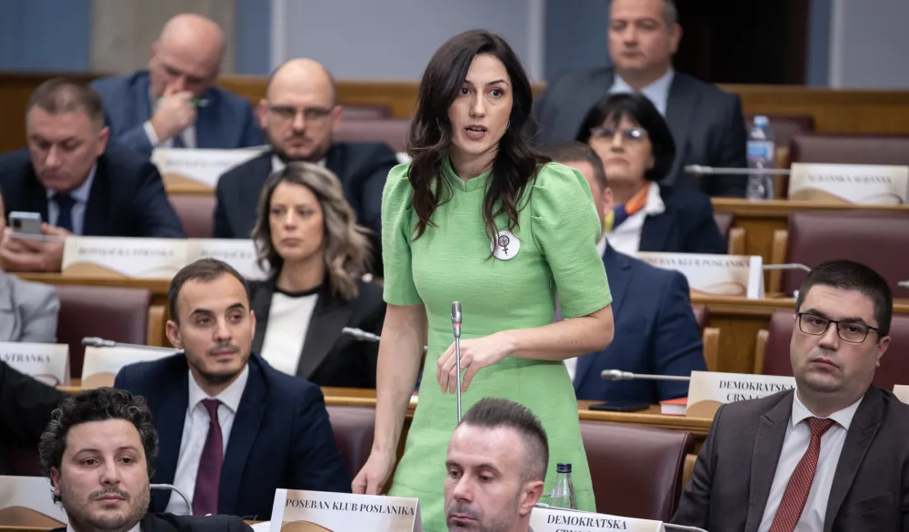 Pejović odgovorila Bo&scaron;njačkoj stranci: Knjige, braćo moja, knjige, a ne zvona i praporce