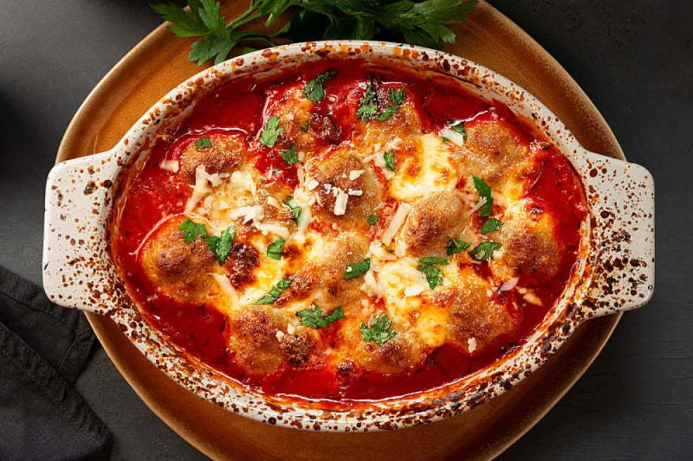 Zapečene mesne kuglice sa sirom i umakom od paradajza