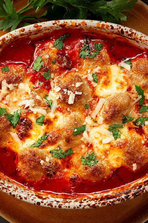 Zapečene mesne kuglice sa sirom i umakom od paradajza