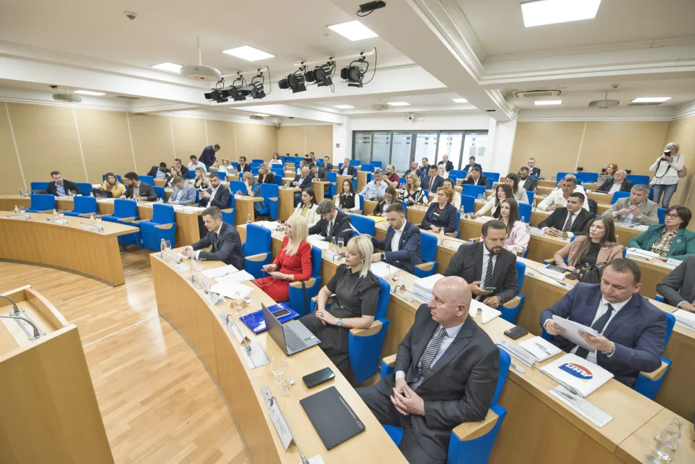 Skup&scaron;tina Glavnog grada zavr&scaron;ila raspravu: Savjete MZ će birati građani, DPS će se obratiti Ustavnom sudu