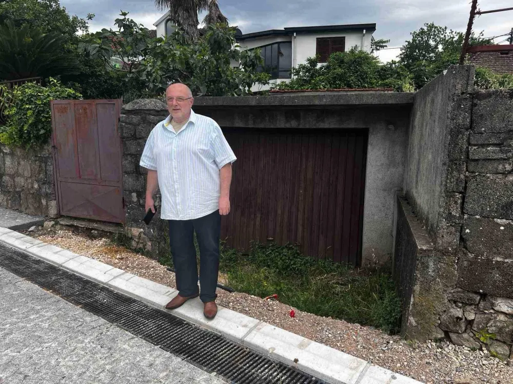 (VIDEO) Problemi mje&scaron;tana&nbsp;Ulice&nbsp;&Scaron;pira Mugo&scaron;e:&nbsp;Od kolovoza do garaže stepenica od pola metra